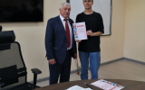Вручение диплома студенту группы ТЖМ-201 Павлюковцу А.А.