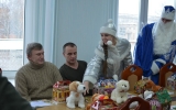 Снегурочка и дед Мороз поздравляют пап Анны Петроченко и Юлии Денисенко