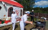 Студентка специальности 1-91 01 01 «Производство продукции и организация общественного питания» Терешко Светлана готовит уху