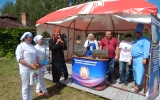 Виктор Томашевский совладелец компании "МультиГриль", вручает главный приз – оборудование для приготовления блюд на открытом огне  победителю по совокупному зачету команде студентов специальности  1-91 01 01 «Производство продукции и организация общественного питания»