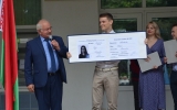 Носиков Александр Степанович вручает символическую зачётную книжку  первокурснику