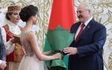 Толкачёва Лиана вручает цветы Президенту от всего студенчества Беларуси