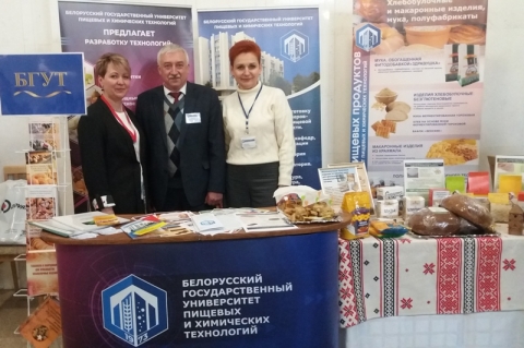 На экспозиции БГУТ вместе с руководителем Центра «Академия хлебопечения НИИХП», Москва