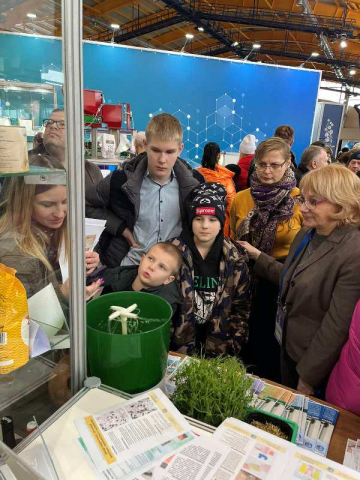  Посетители выставки у стенда БГУТ
