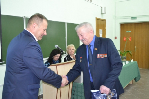 Вручение памятного сувенира депутату Соловьёву П.А. от ветеранской организации Октябрьского района