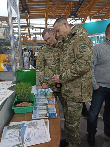  Посетители выставки у стенда БГУТ