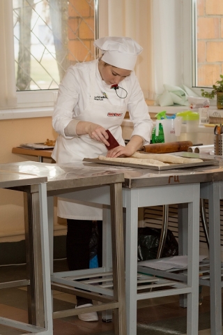 Разделка и формовка теста для багета