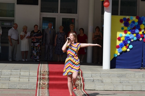Выпускница Маргарита Щигельская со своим творческим поздравлением для всех выпускников, сотрудников и преподавателей университета
