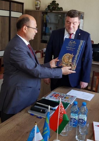 Обмен памятными изданиями