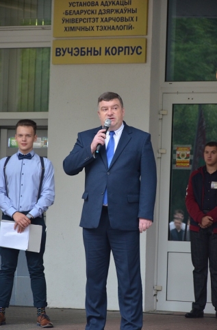 Первокурсников поздравил ректор университета Максим Александрович Киркор