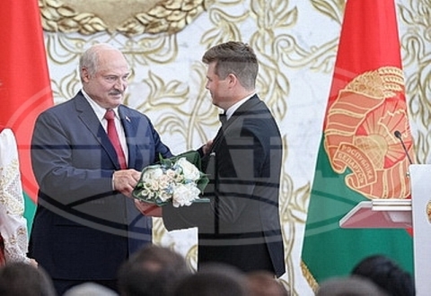 Президент вручает Благодарность Прижкову Артёму
