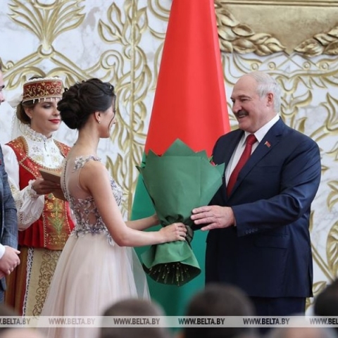 Толкачёва Лиана вручает цветы Президенту от всего студенчества Беларуси