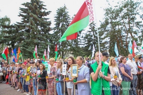 Участники мероприятия возложили цветы к вечному огню, почтили память погибших минутой молчания