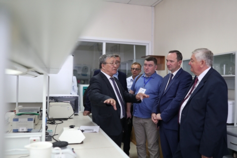 В лаборатории университета